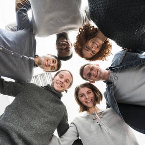 Gruppo di razze e ragazzi adulti
